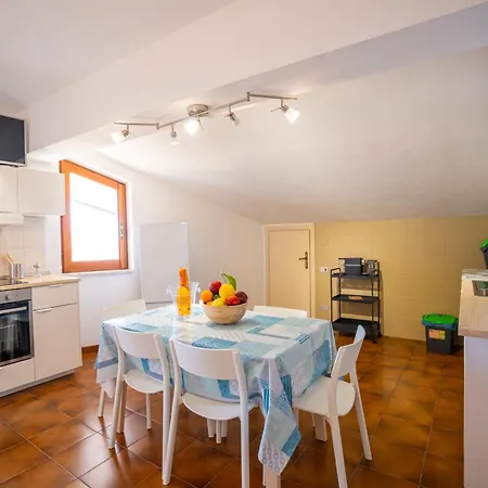 Апартаменты Acquamarina With Pool And Sea View - 300 Meters From The Санта-Мария