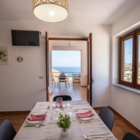 Villa Acquamarina, Family Apartments With Pool - 300 Meters From The Beach Apartman